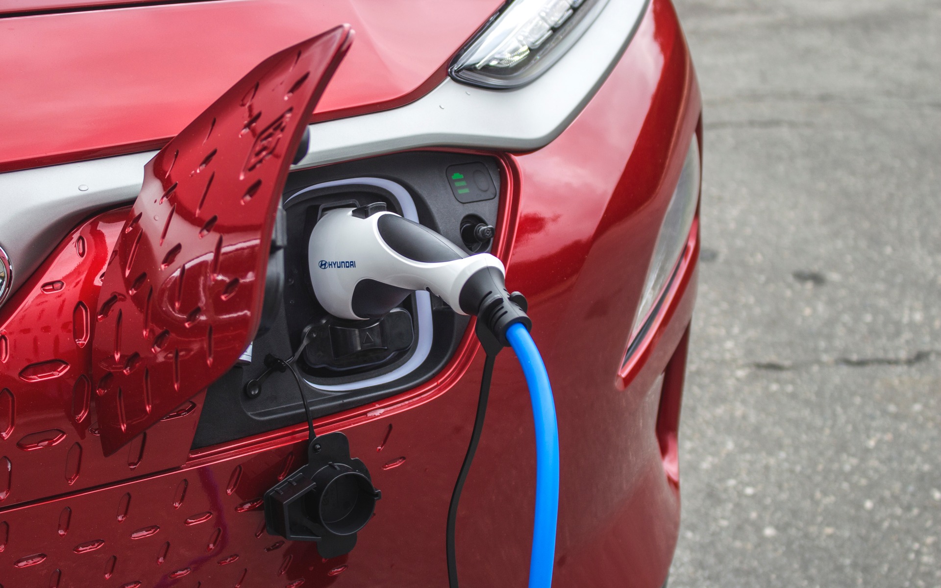 Sondage : les véhicules électriques et autonomes ne passent pas