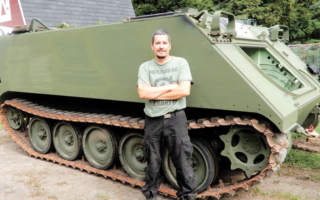 Un char blindé dans sa cour