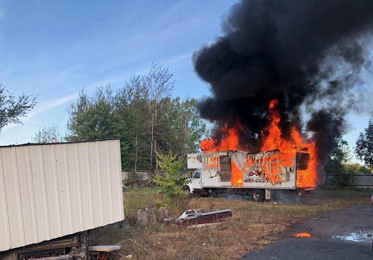 Le feu éclate dans un camion entreposé