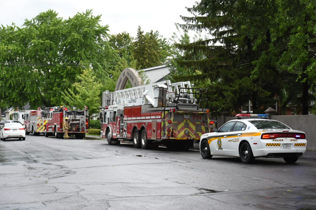 Image illustrant l'article: Le camion-échelle de Valleyfield en réparation