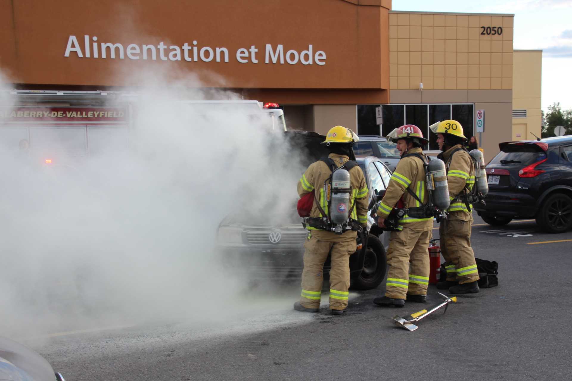 Image illustrant l'article: Le feu prend dans une voiture au Walmart