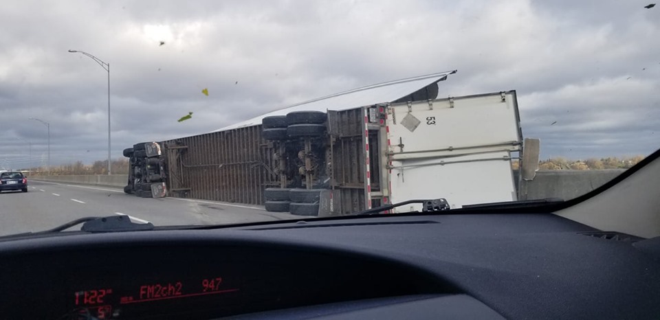 Camion renversé sur le pont Serge-Marcil