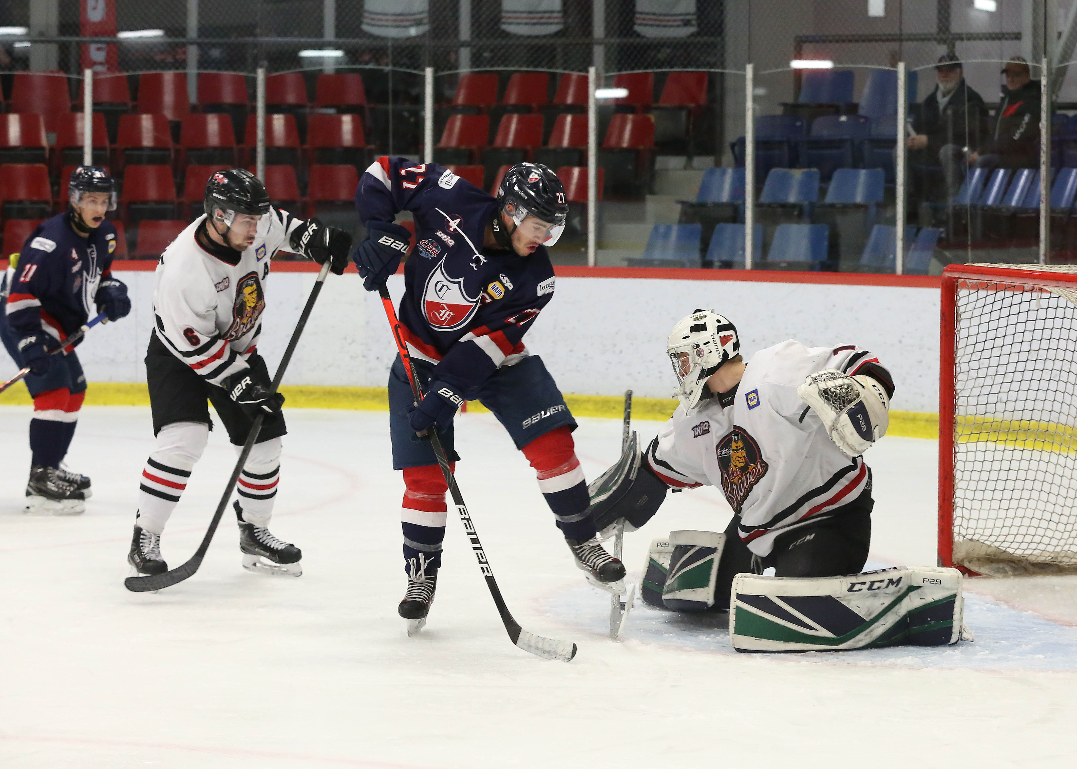 Les Braves remportent le duel de titans contre Longueuil