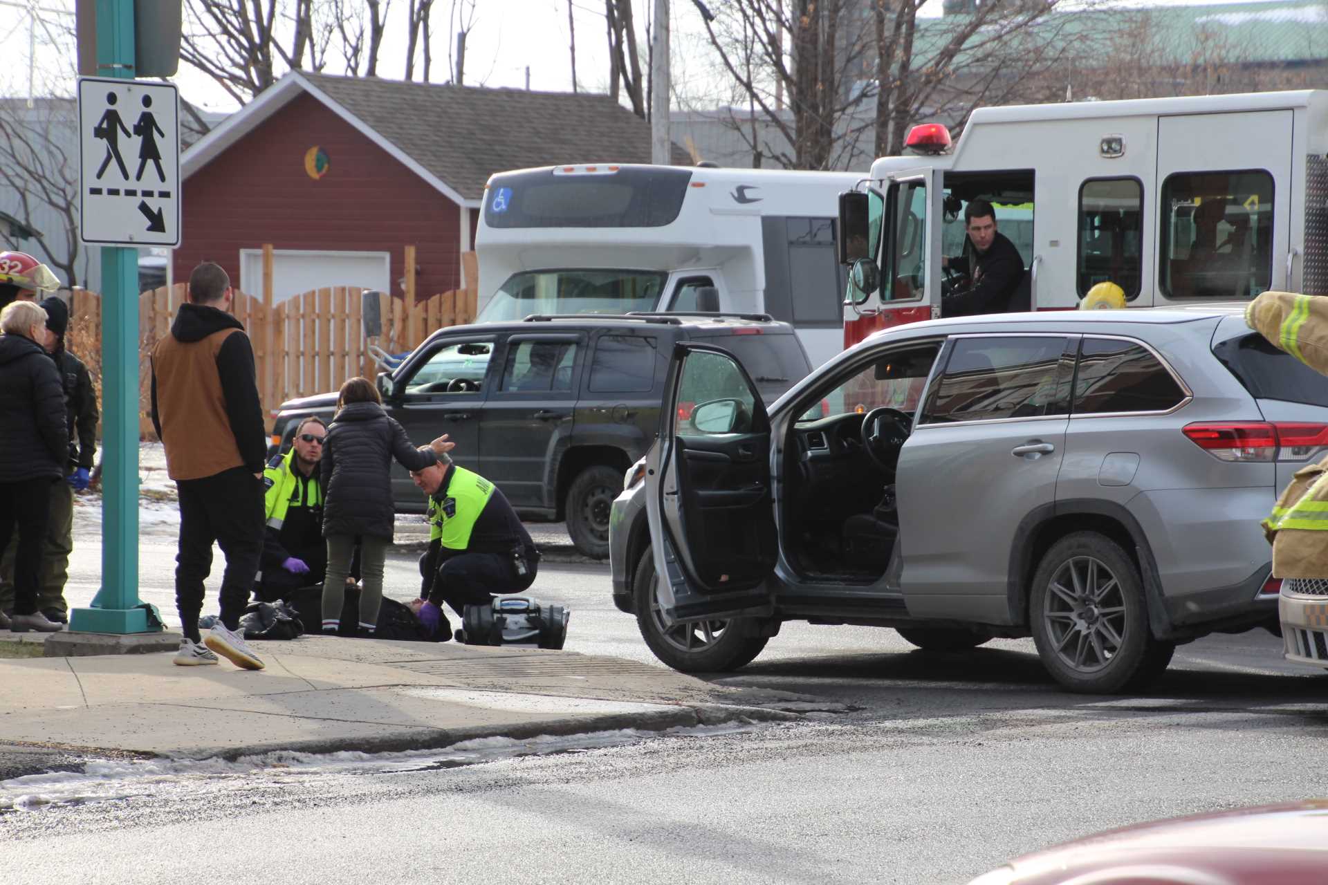 Piéton heurté par un véhicule utilitaire sport