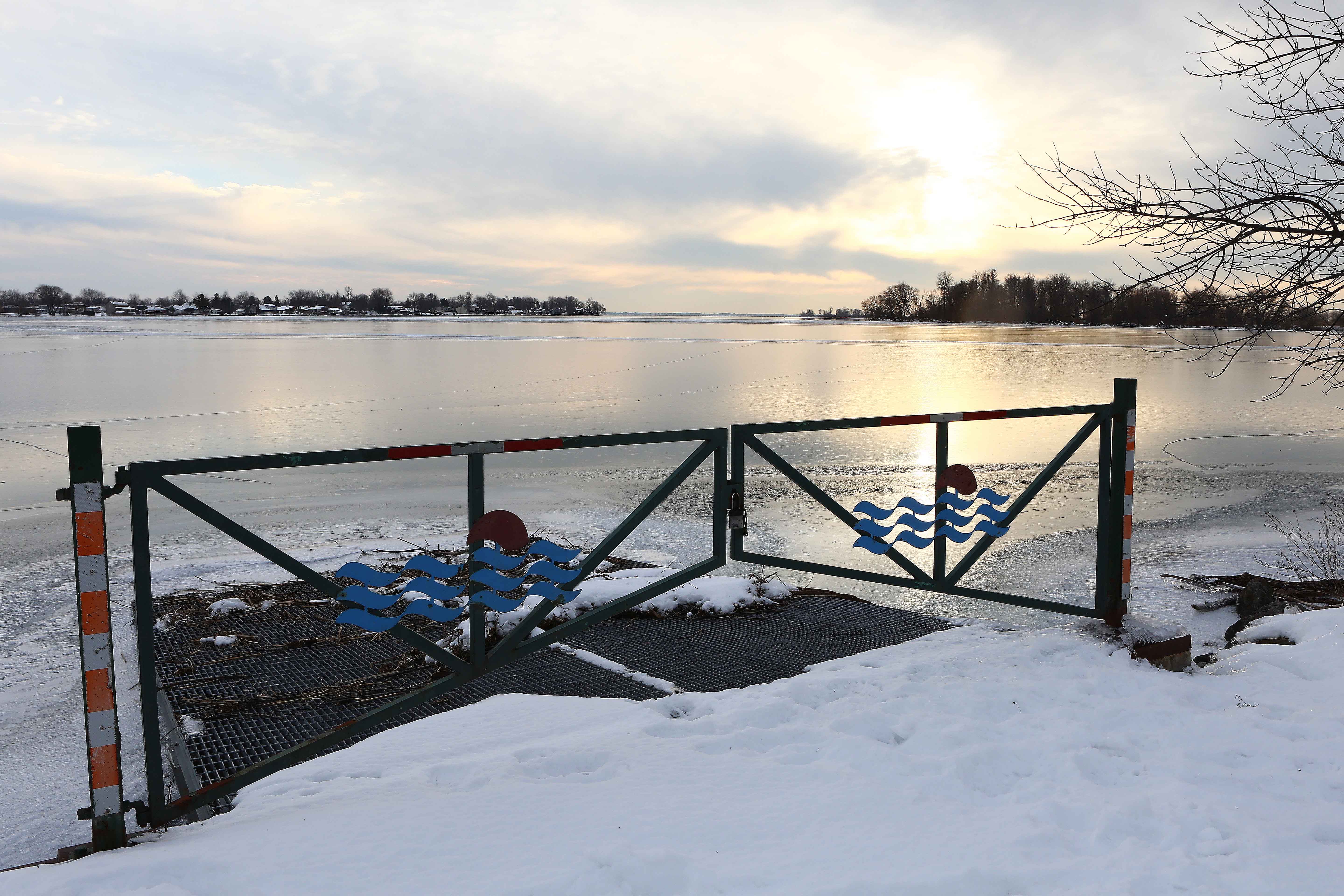 Image illustrant l'article: Les adeptes de la pêche blanche en attente