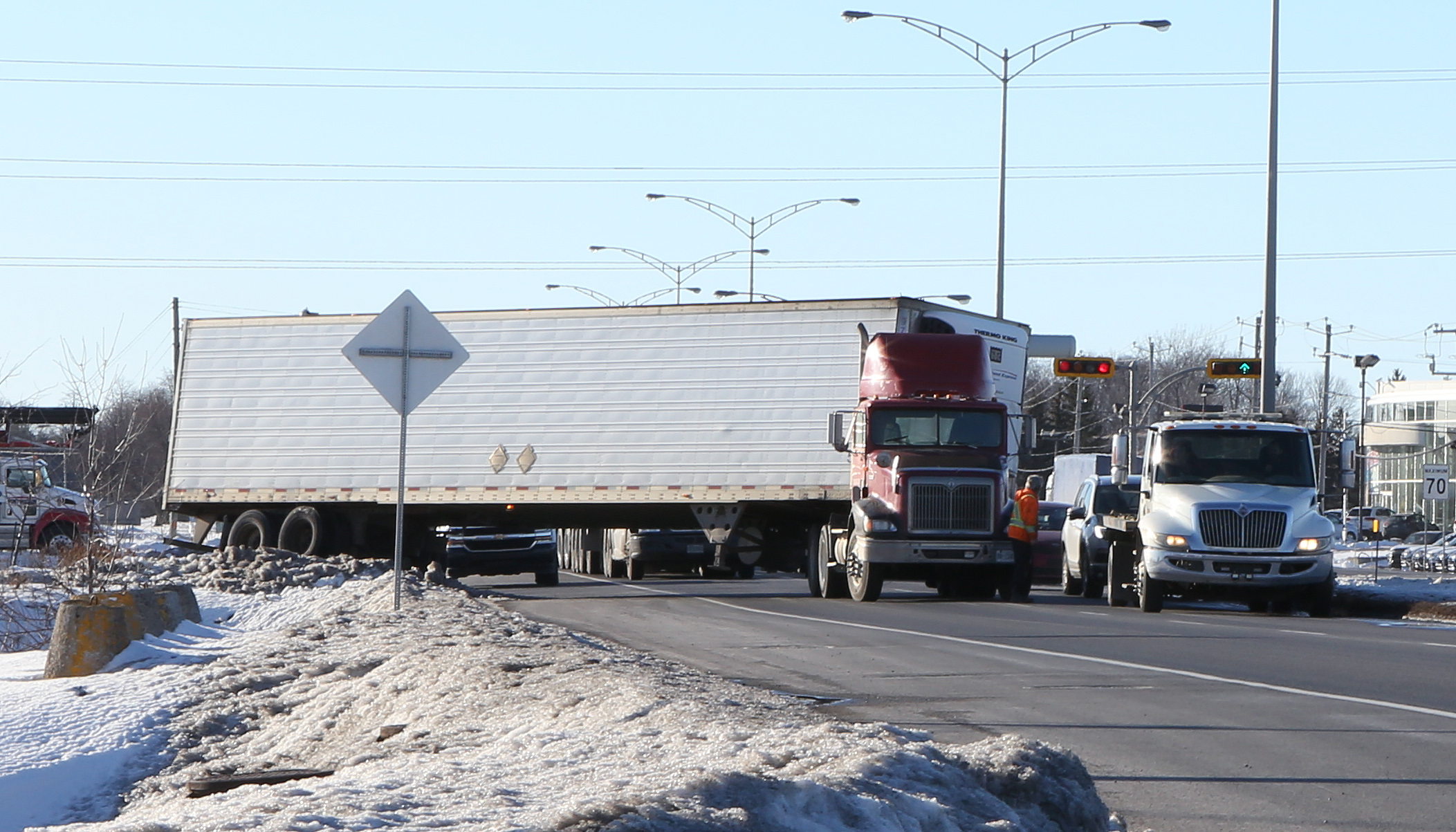 Image illustrant l'article: Un camion-remorque provoque un embouteillage sur Mgr-Langlois