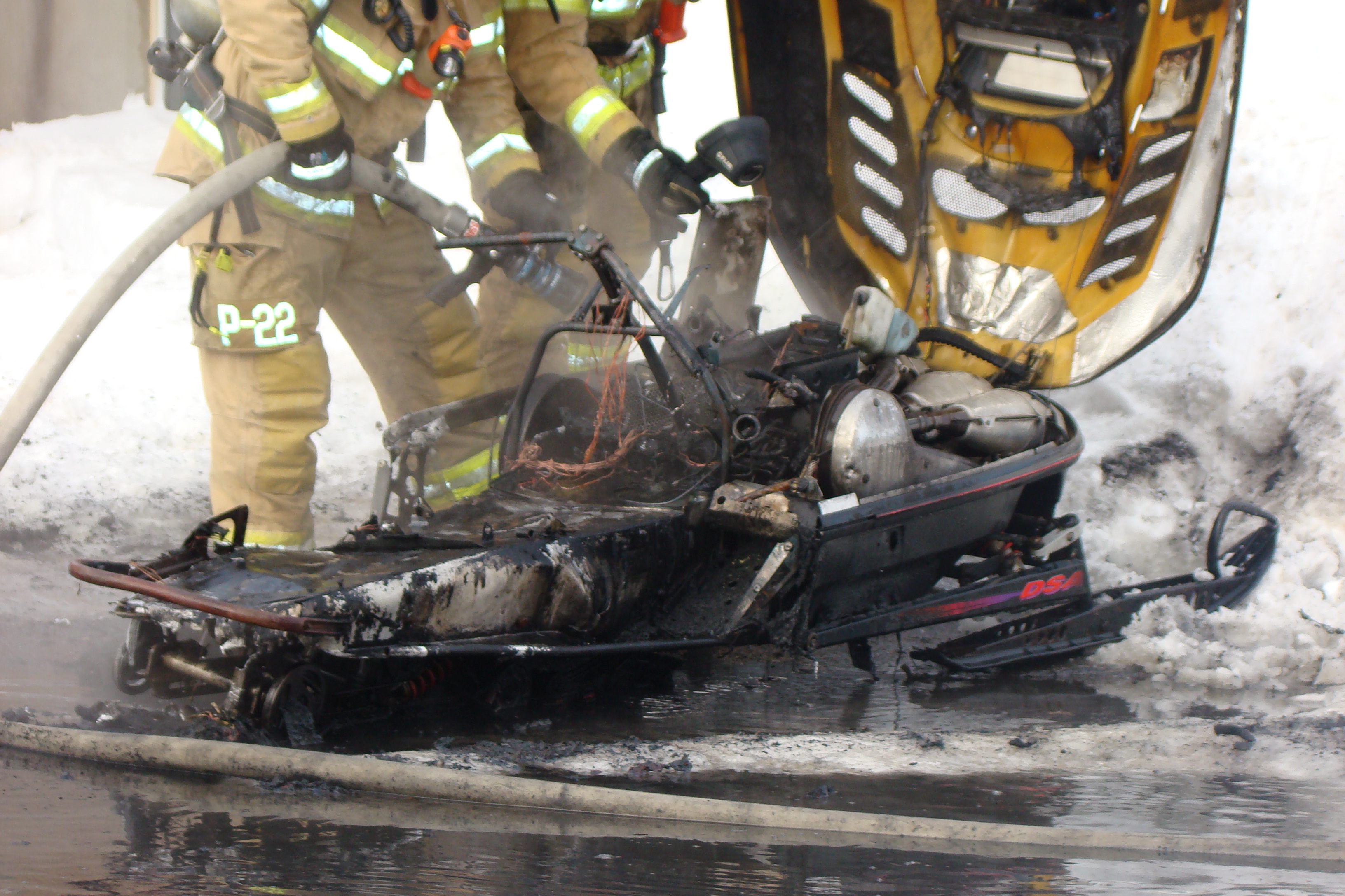 Une motoneige brûlée par les flammes
