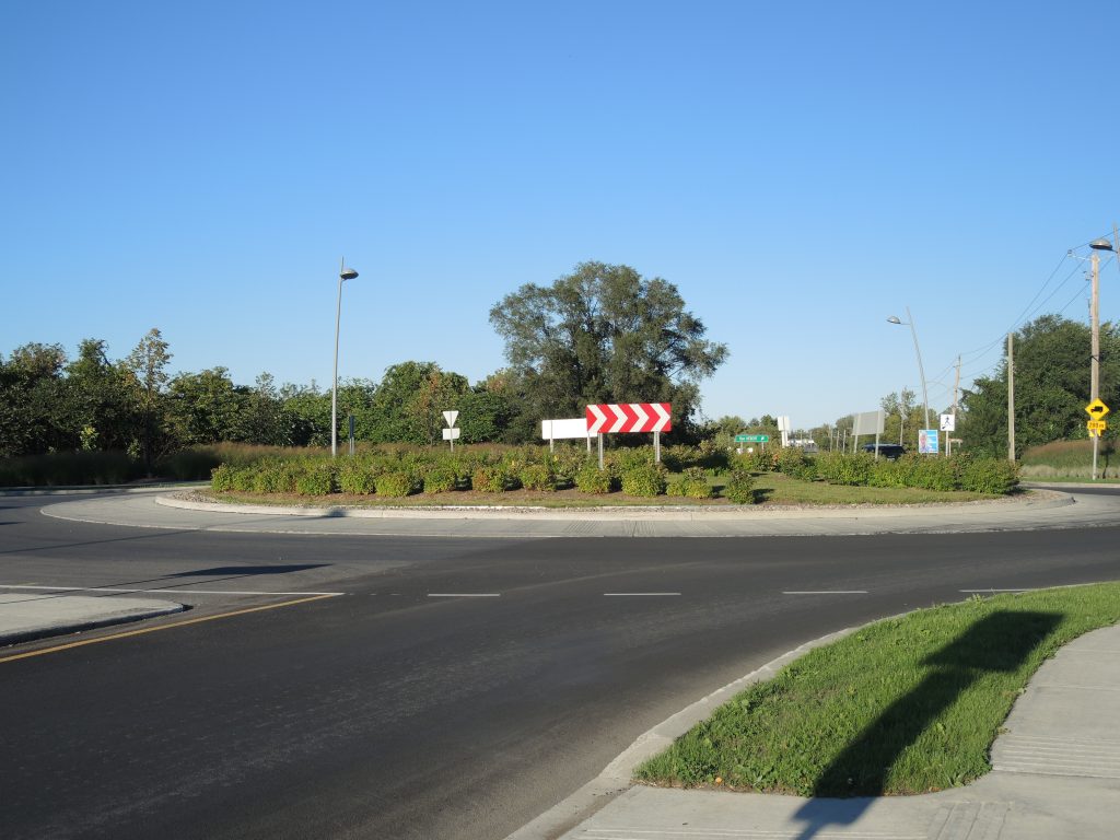 Pas de carrefour giratoire à l’entrée du pont Mgr-Langlois