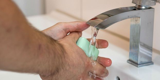 Désinfection : l’eau savonneuse encore le moyen le plus efficace selon des experts