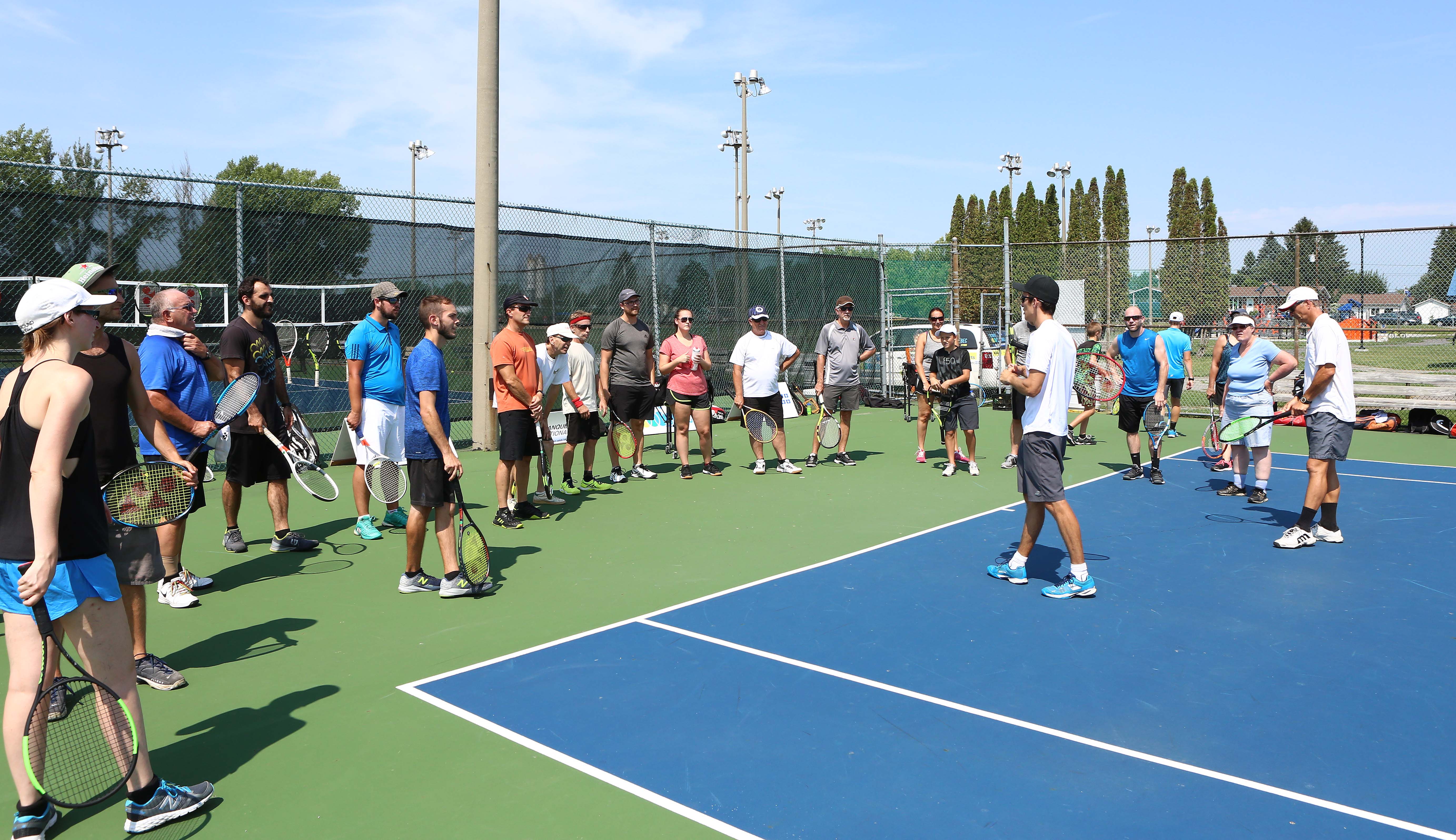Image illustrant l'article: Des courts de tennis et un parc de baseball contre un terrain pour une future école