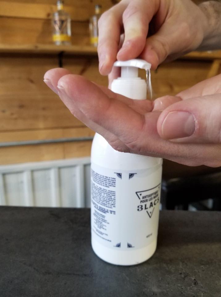 La production de gin fait place à celle d’antiseptique a mains