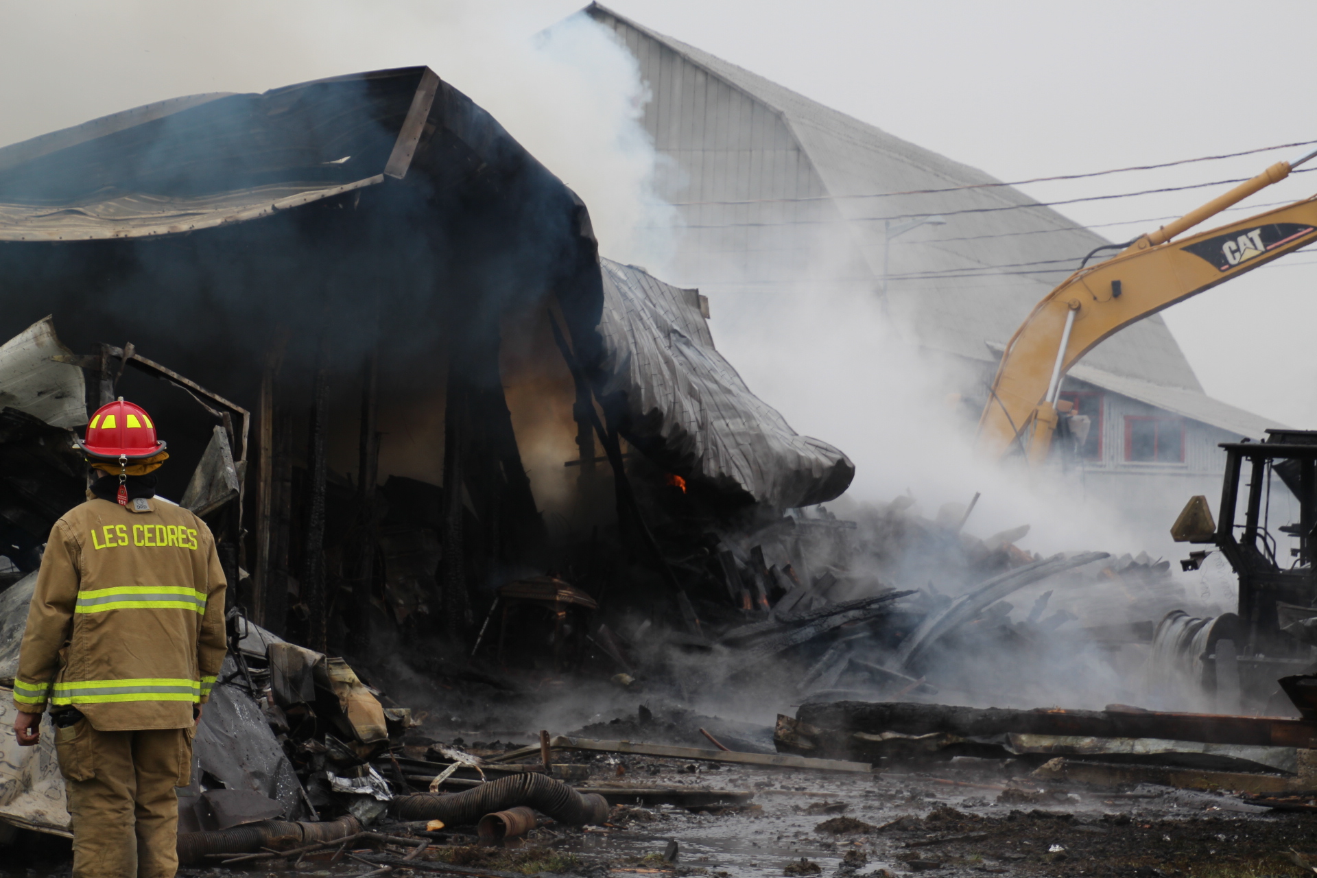 Un bâtiment de ferme détruit par un incendie à Les Cèdres