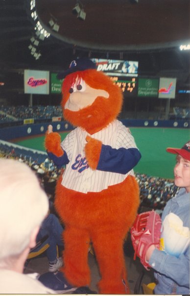 Deux anciens Youppi heureux de son intronisation au Temple de la renommée des mascottes