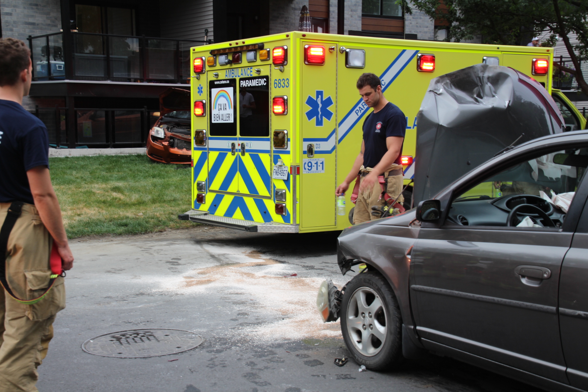 Dure collision entre deux voitures et un logement