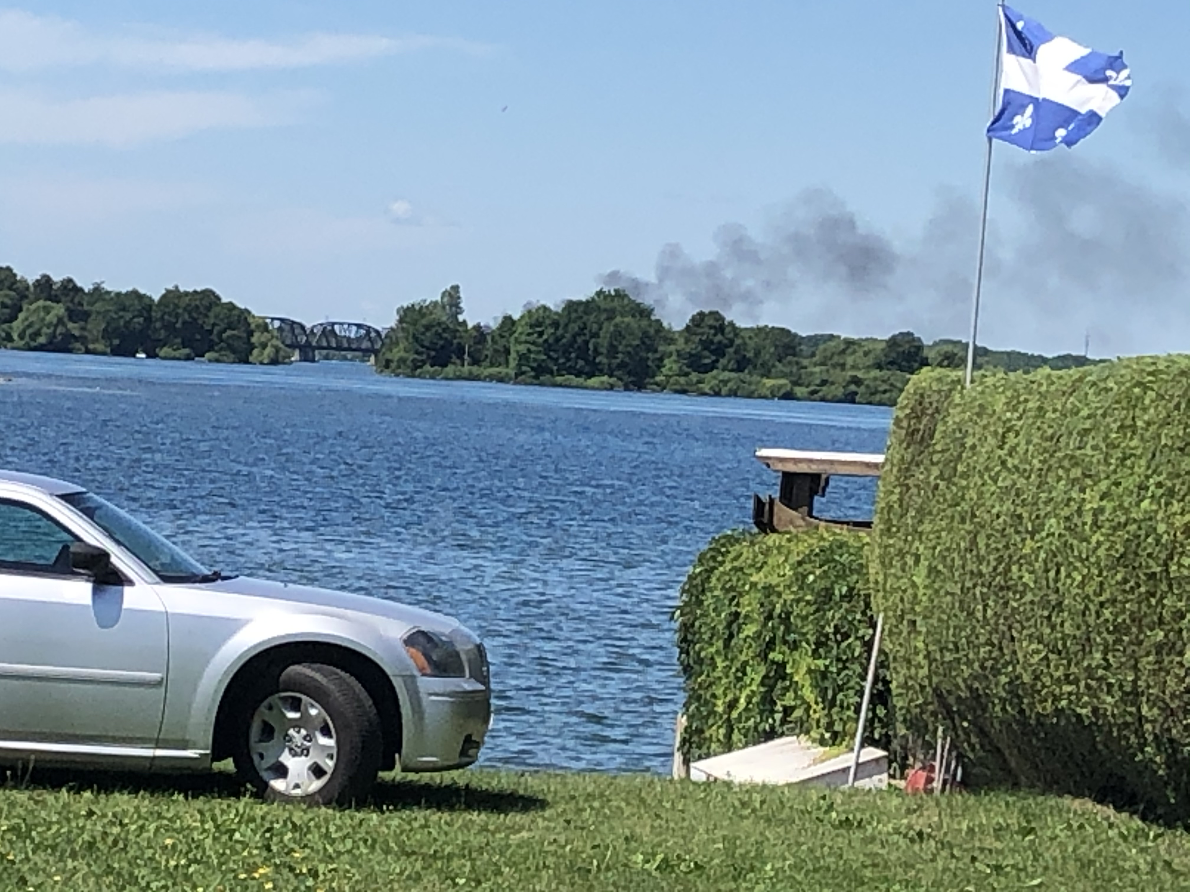 Un bateau en feu à Coteau-du-Lac