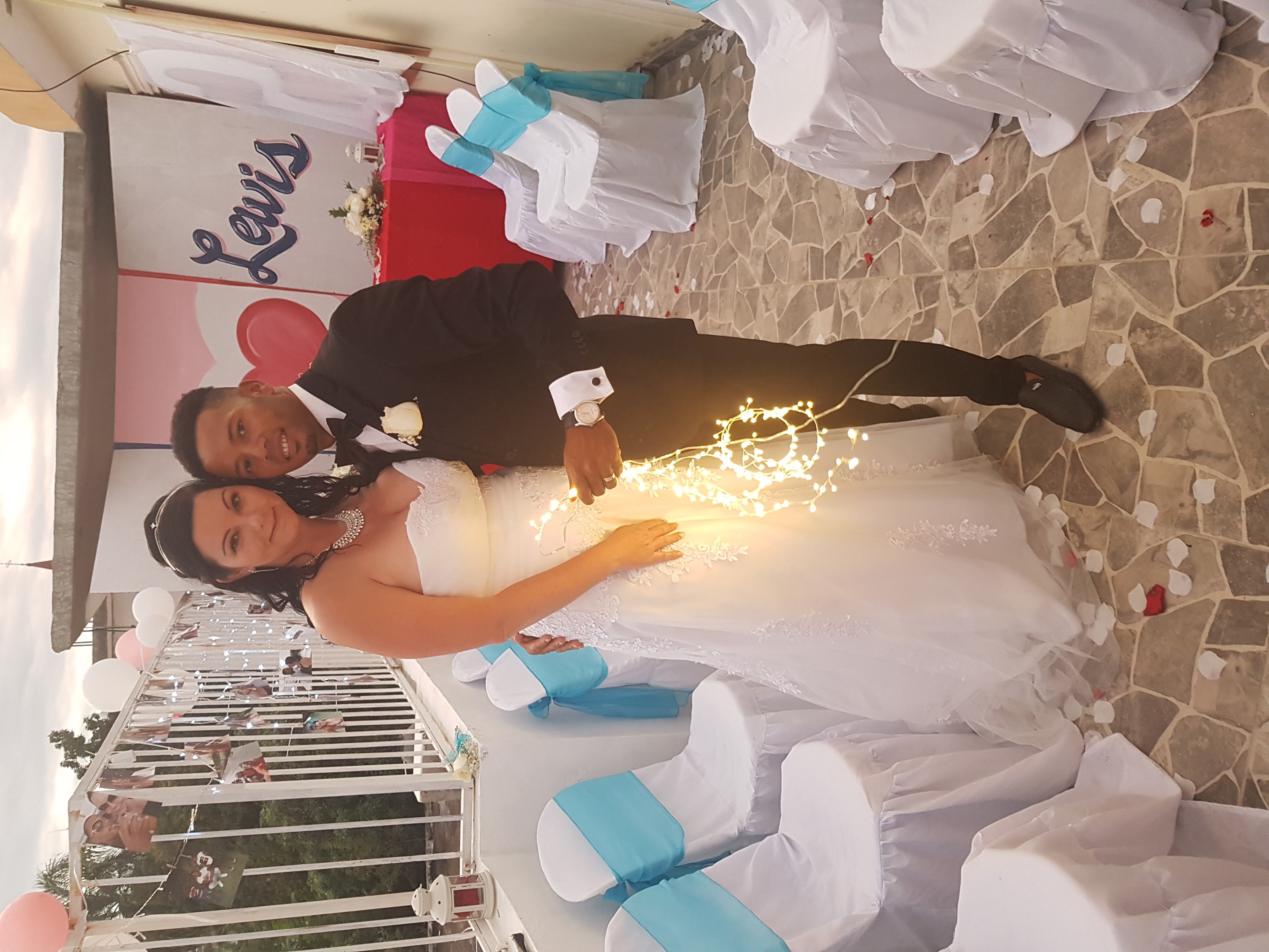 Image illustrant l'article: Un couple isolé en raison du processus de parrainage ralenti par la COVID