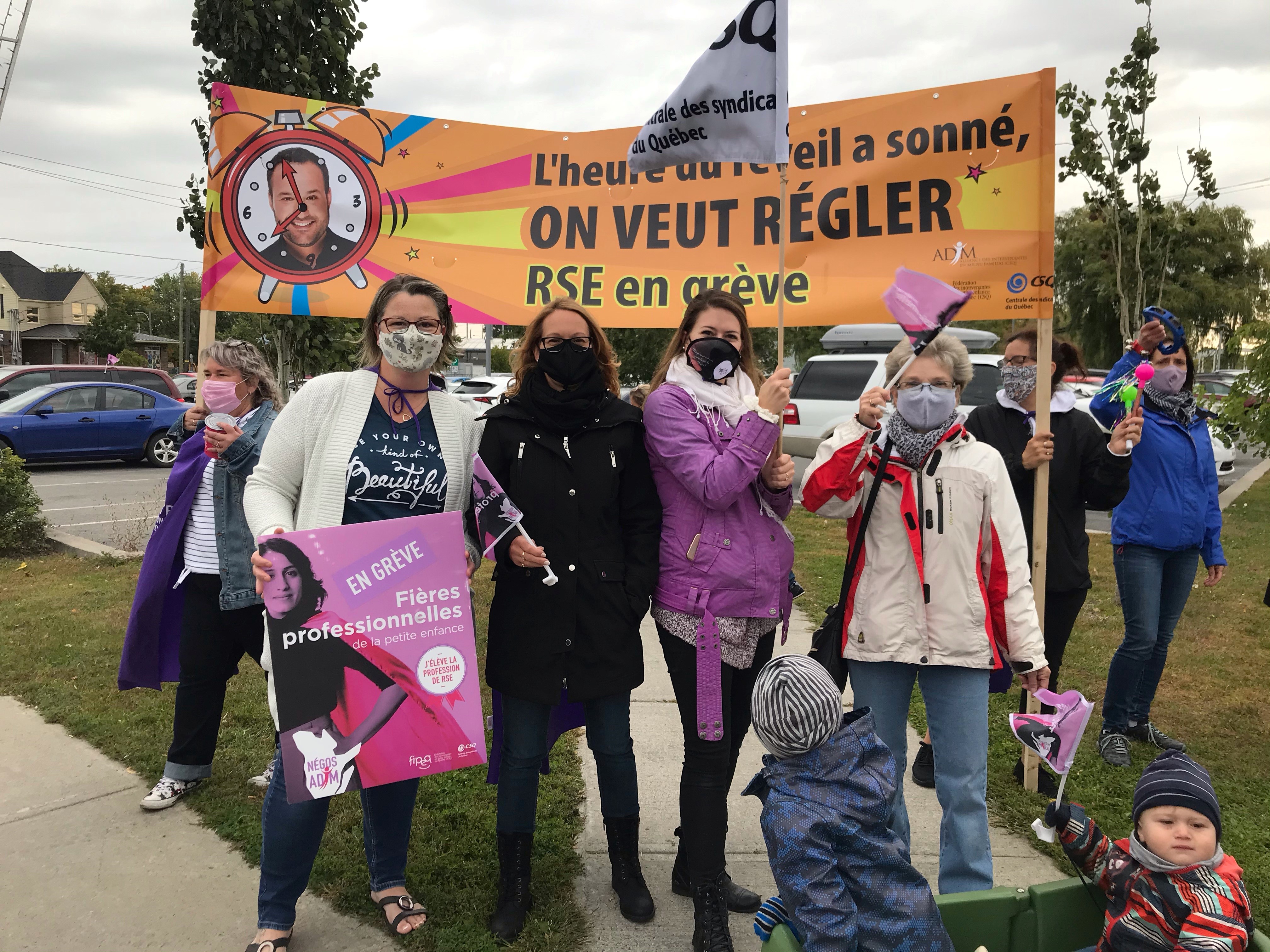 Garderie: des éducatrices en grève manifestent à Valleyfield