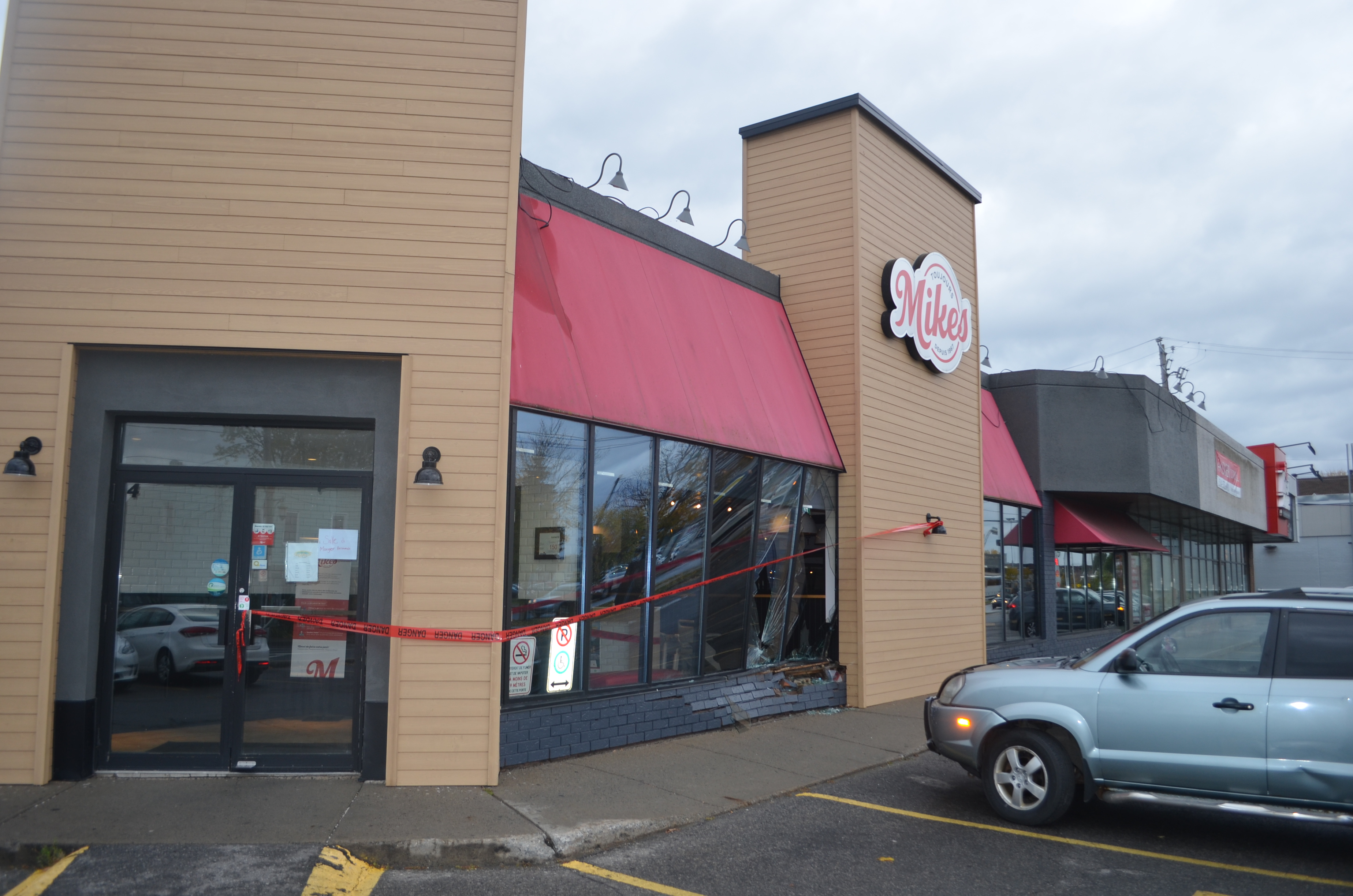 Image illustrant l'article: Elle fracasse la devanture du Mikes