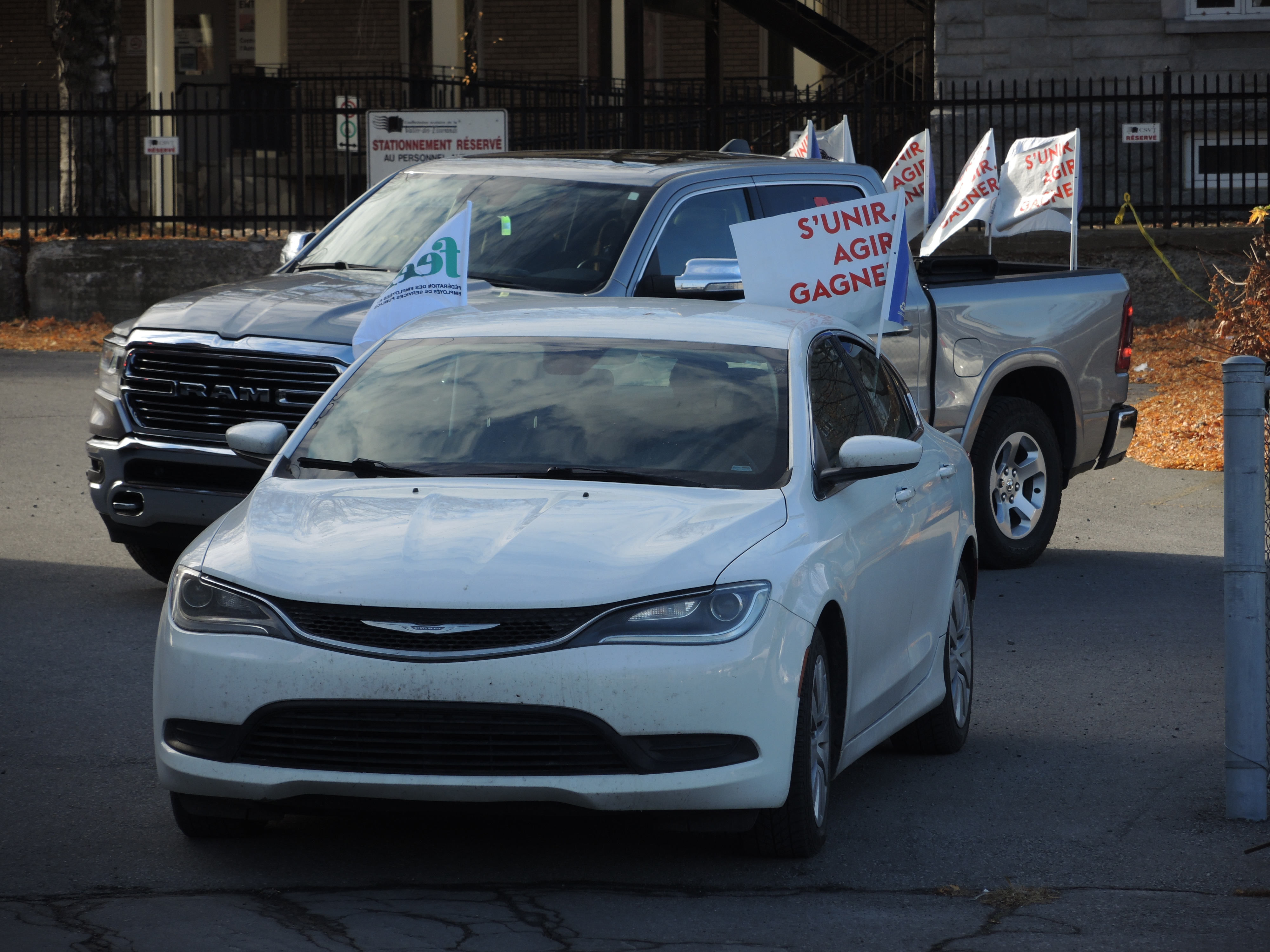 VIDÉO – Les travailleurs du réseau public manifestent en auto