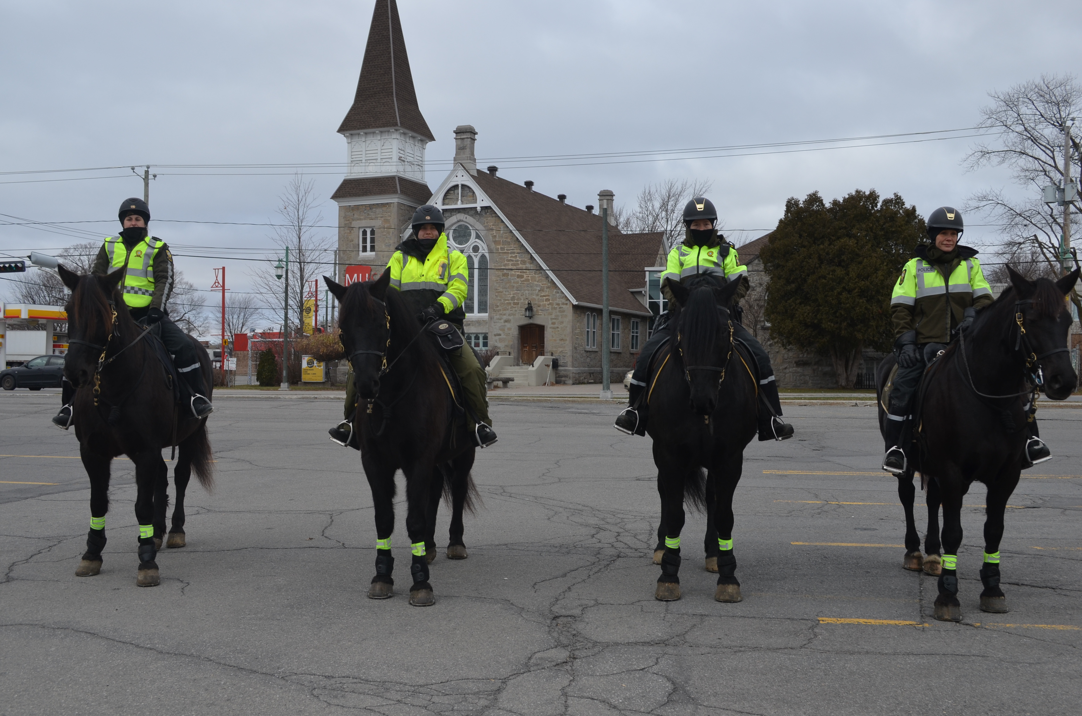 VIDÉO – Cavalières et chevaux en patrouille routière