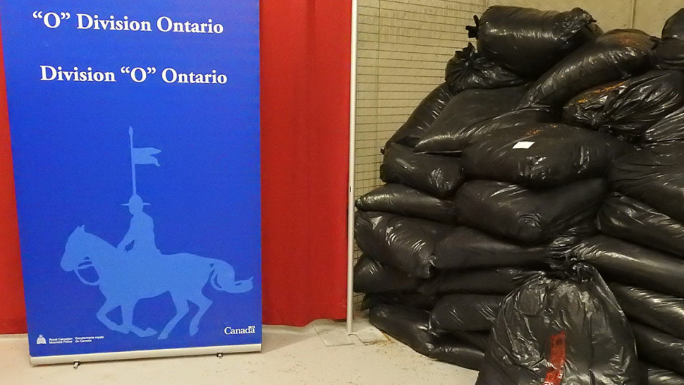 Tabac de contrebande et armes saisies à Rivière-Beaudette