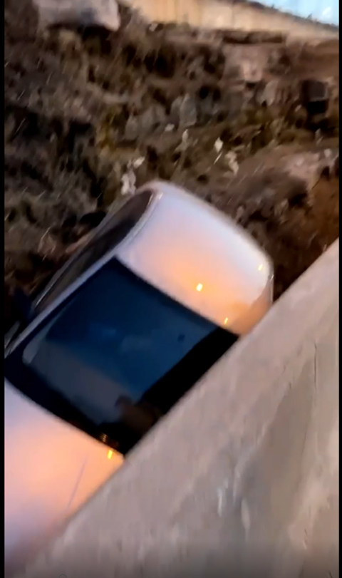 Image illustrant l'article: VIDÉO-Une voiture dans une fâcheuse position à la Centrale de Beauharnois