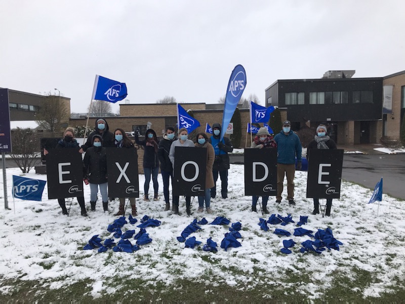 Des syndiqués manifestent devant le Centre jeunesse