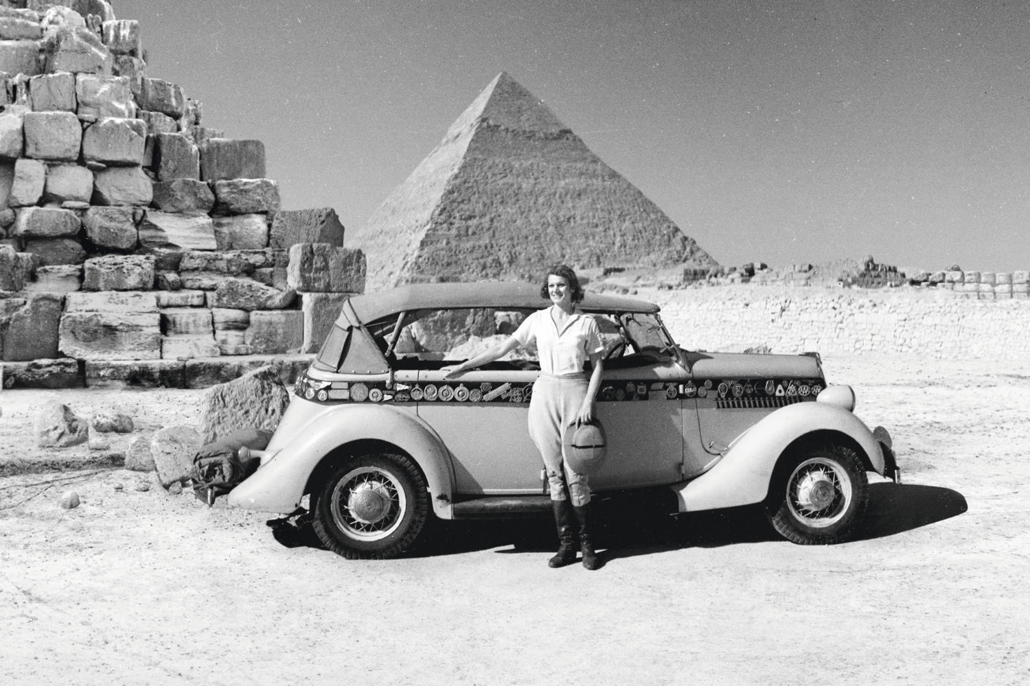 100 ans après la Canadienne Aloha Wanderwell, l’Étatsunienne Lexie Alford va faire le tour du monde en Ford