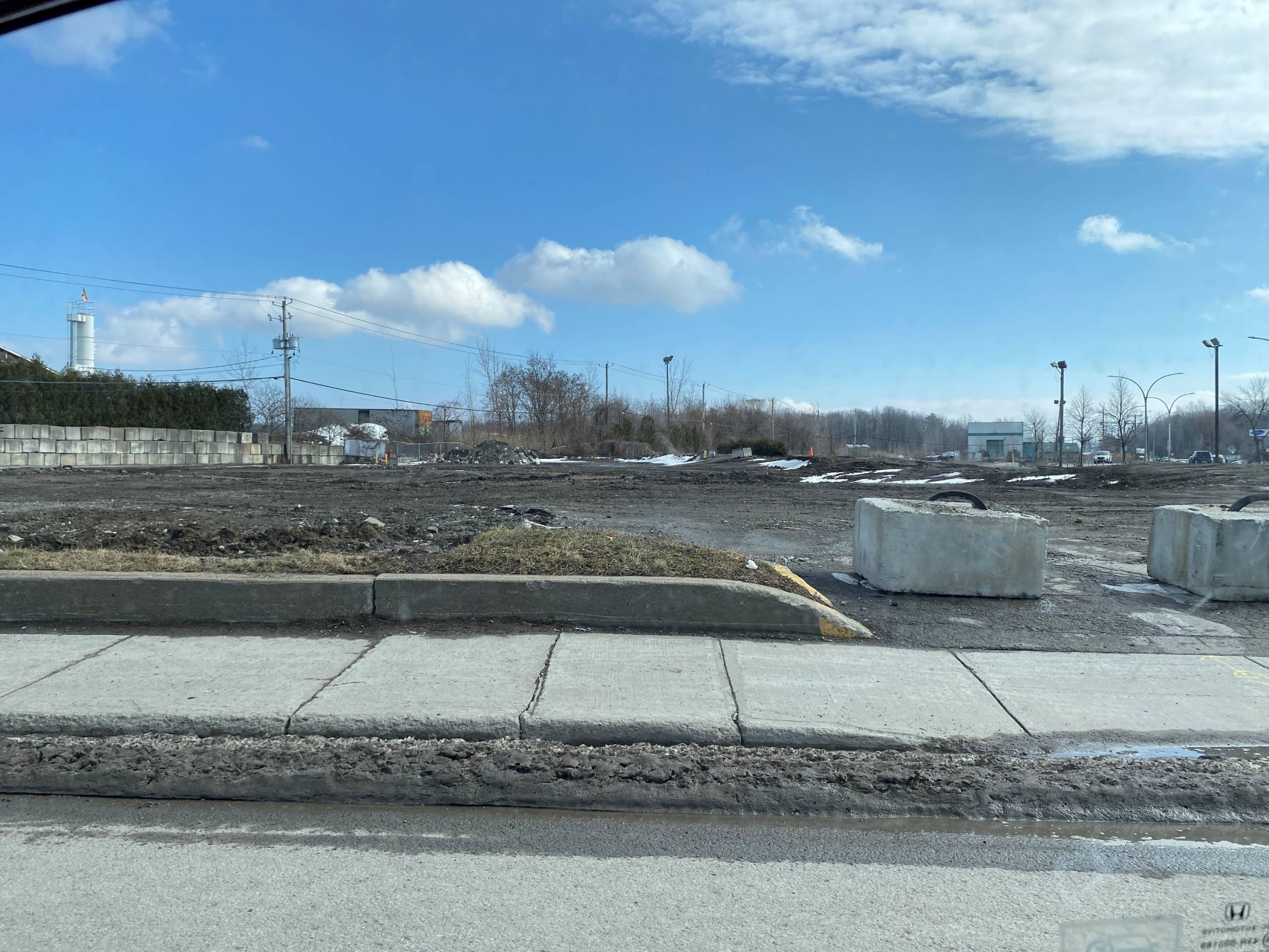 Un chat dort sur un radiateur