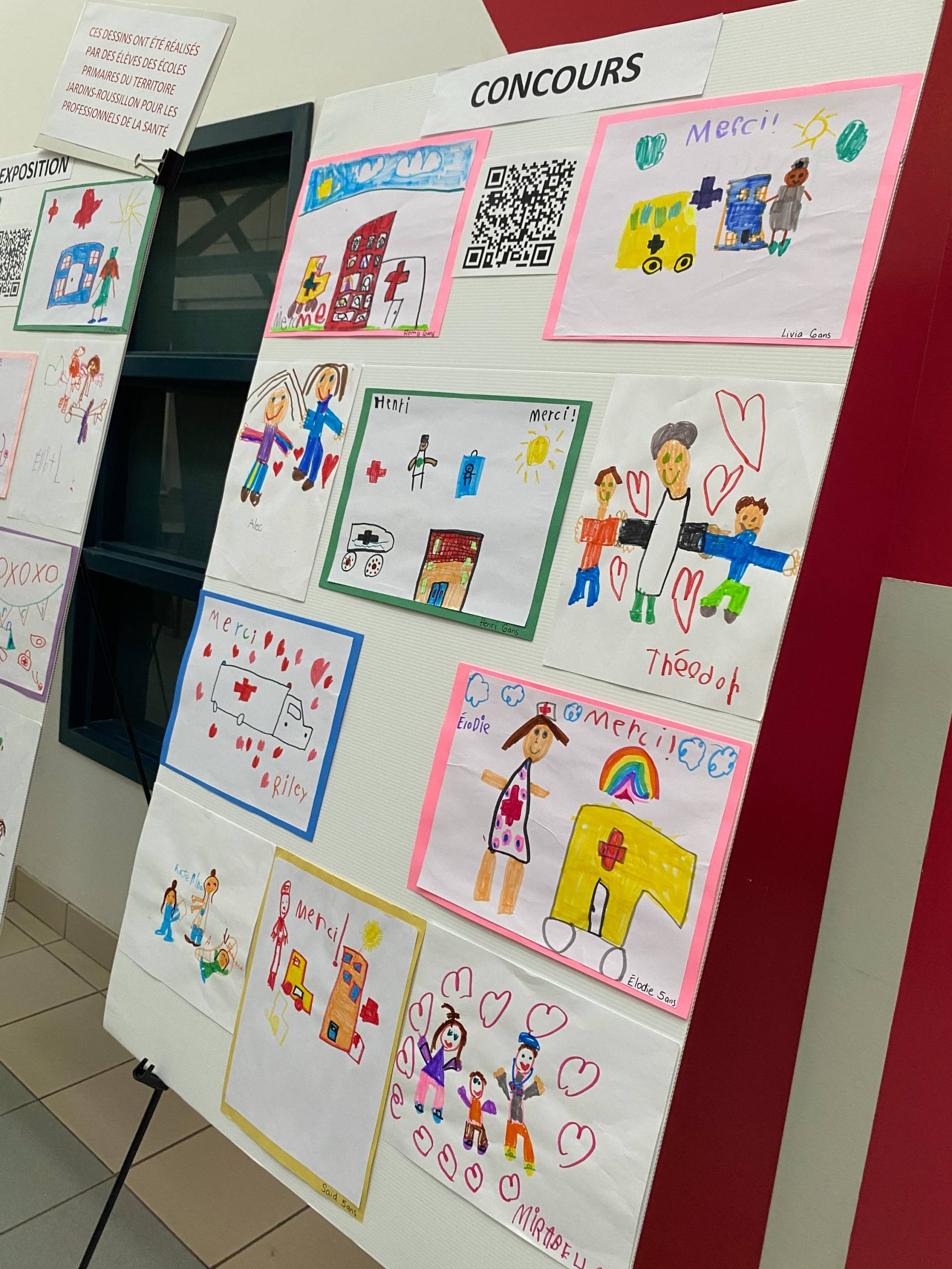 Ce chien n’entend pas partager le ballon!