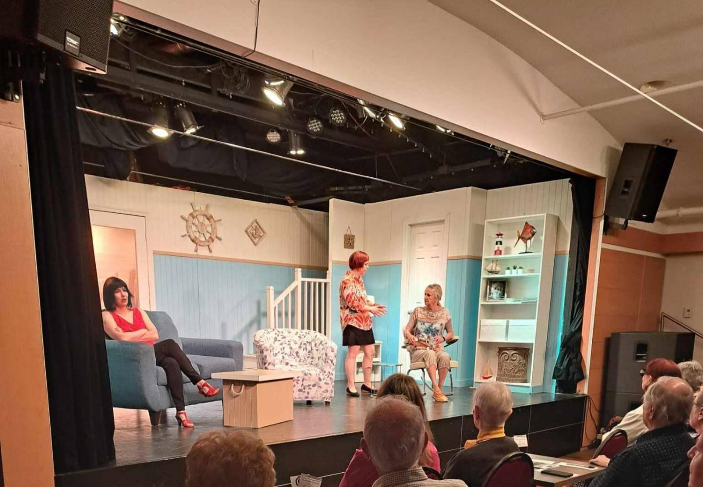 Maman canard emmène ses canetons dans les buissons