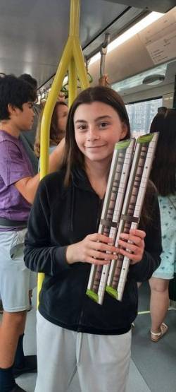 5 gallons de peinture dans une voiture