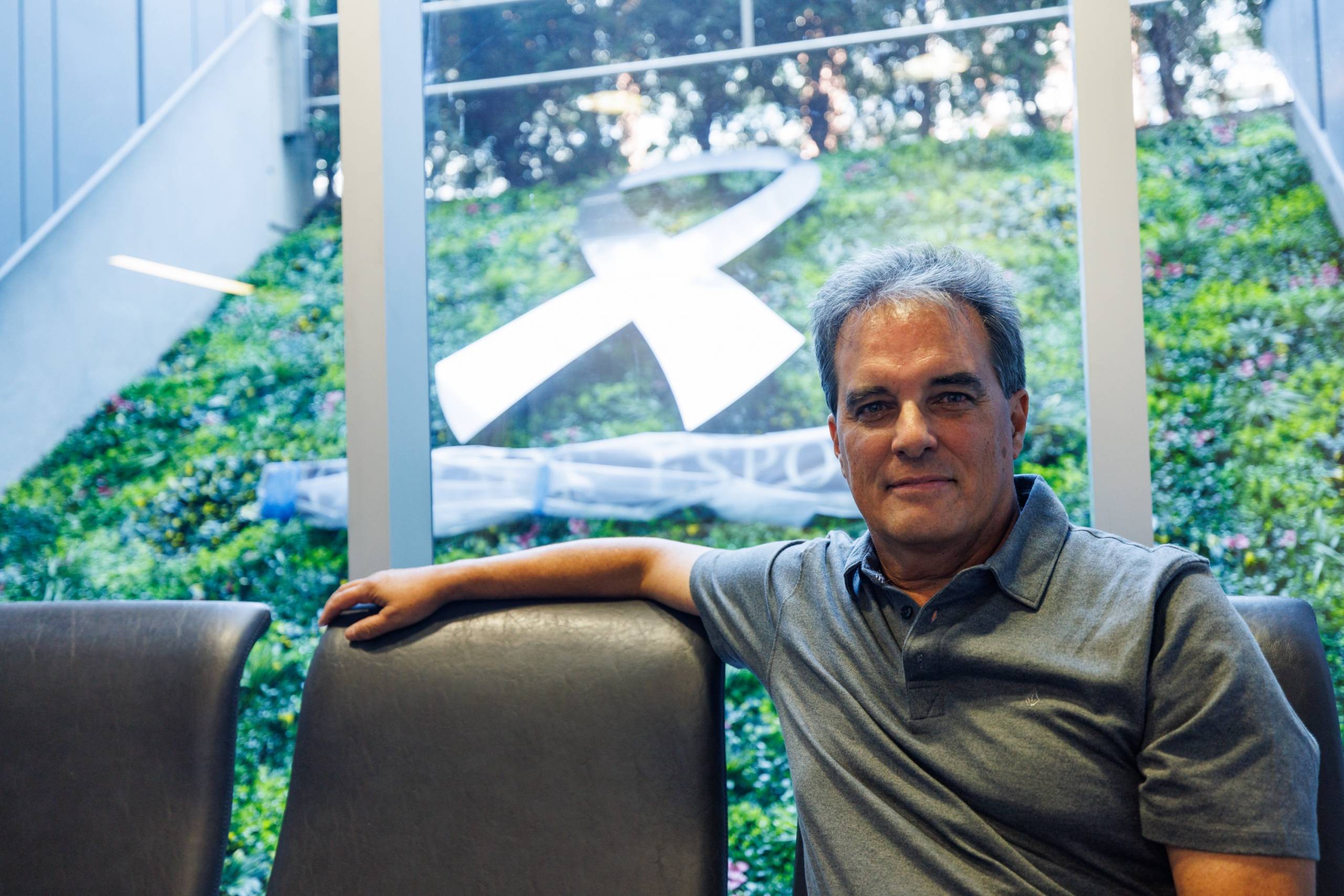 Ouvrir une bouteille avec un coup de pied