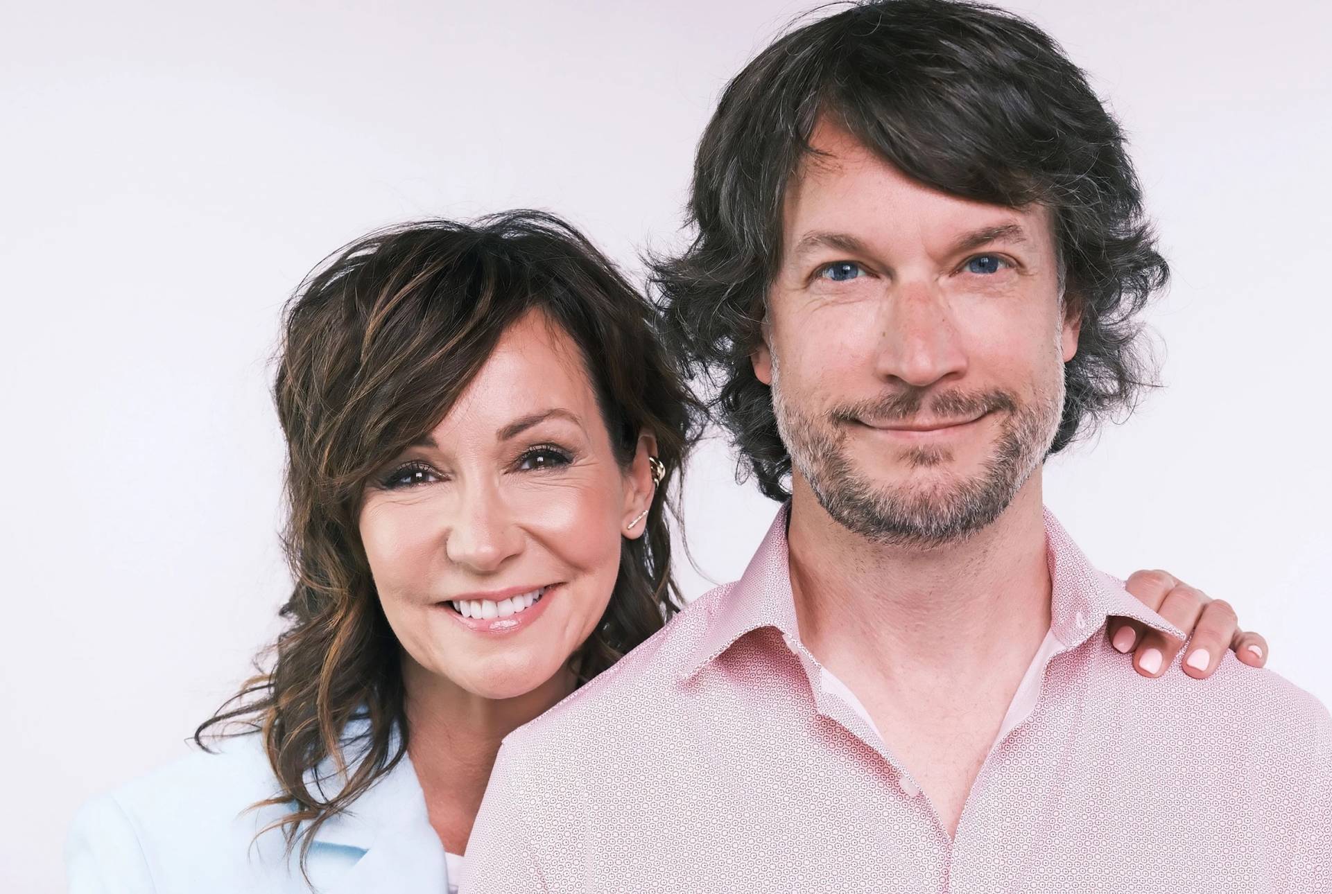 Un corbeau qui fait du snowboard