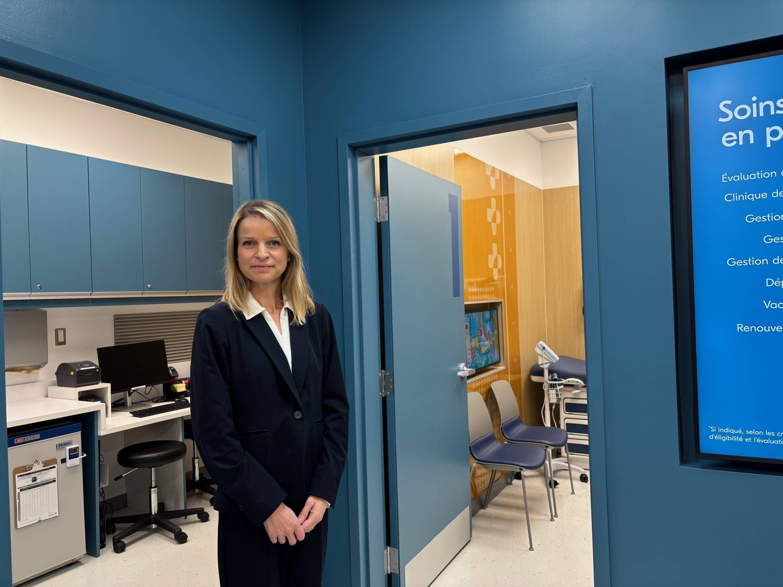 Regarder un match de hockey dehors après une tempête de neige