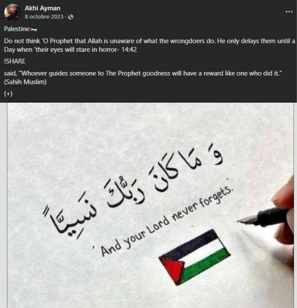 Poppy l’oiseau joue avec des chatons