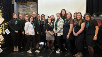 Dépendant à dialoguer avec les jeunes