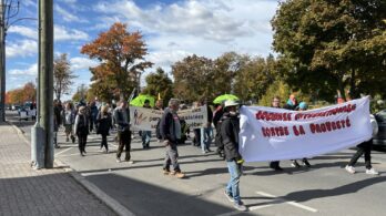 Dans la rue pour manifester contre la pauvreté
