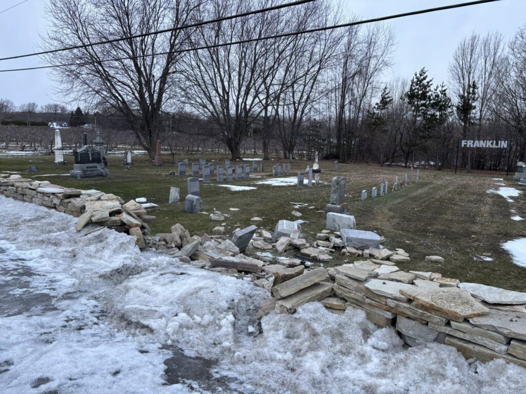 Délit de fuite: importants dommages au cimetière de Franklin