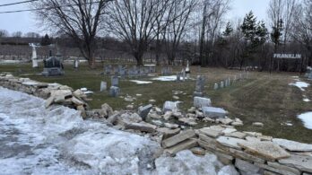 Délit de fuite: importants dommages au cimetière de Franklin