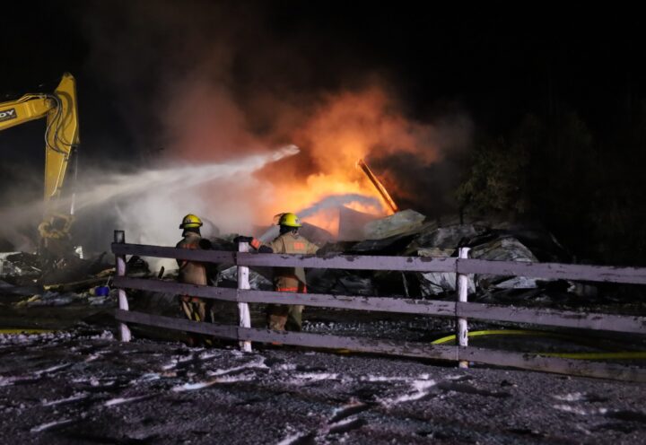 Voitures, bateaux et animaux dans un garage en flammes à Beauharnois