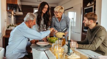 Bien entendre pour mieux se retrouver : reconnaître les signes d’une perte auditive