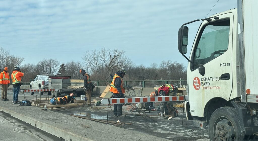 Travailleurs sur un pont