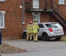 Une voiture percute une résidence