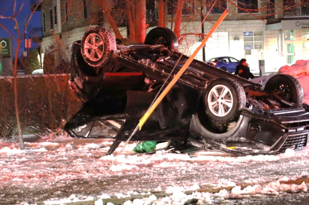 Voiture sur le capot