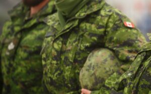 Un convoi militaire sur des autoroutes