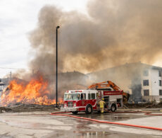 Un immeuble en construction rasé par les flammes
