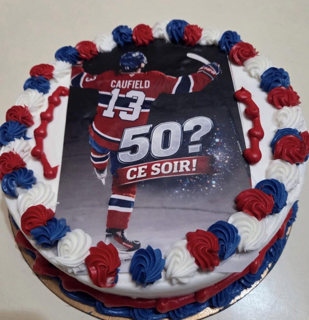 Des gâteaux de Cole Caufield qui marquent chez Choux-Crème