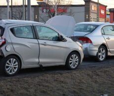 Un poids lourd emboutit trois véhicules sur Mgr-Langlois