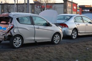 Un poids lourd emboutit trois véhicules sur Mgr-Langlois